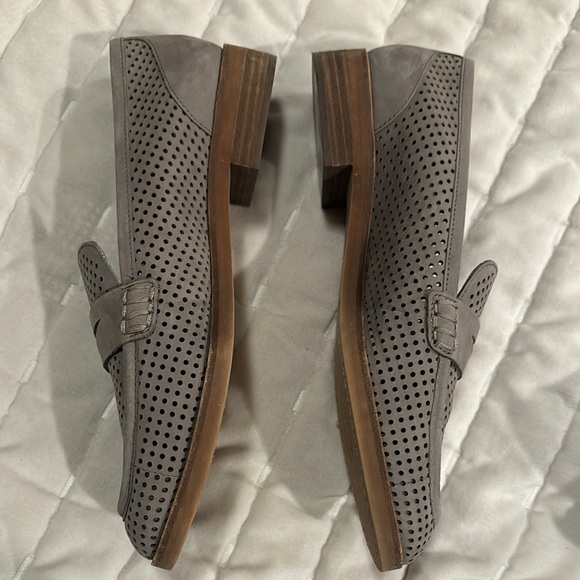 Vince Comuto Light Gray Perforated Loafers- sz 8 - Picture 4 of 7